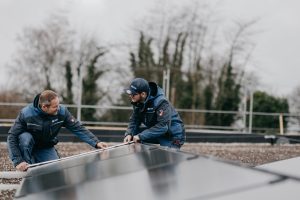 Das Anbringen einer Photovoltaikanlage_Feuerwehrwache Blankenberg